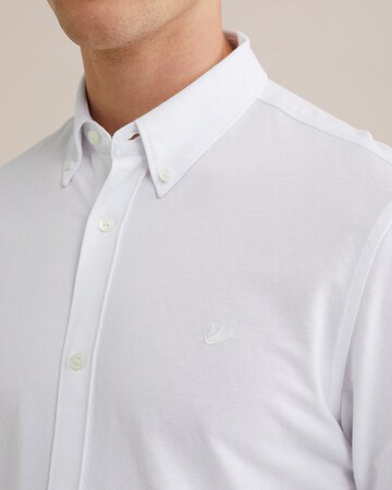 Coupe slim Chemise WE Fashion en blanc