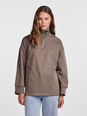 PIECES Sweatshirt 'SELINA' i brun: framsida