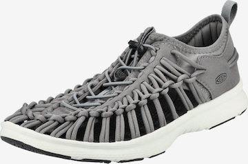 Chaussure de sport à lacets KEEN en gris : devant
