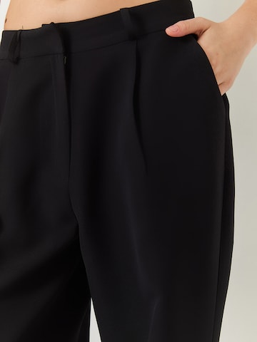 Bianco LucciLoosefit Hlače s naborima - crna boja