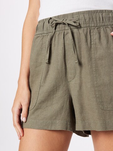 Regular Pantaloni de la GAP pe verde