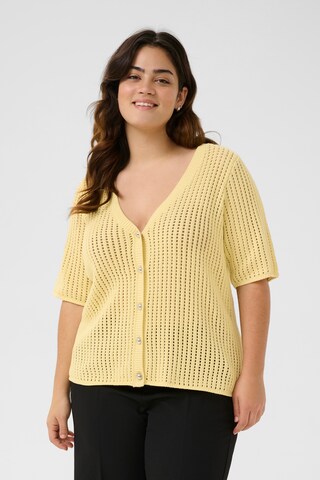 KAFFE CURVE Strickjacke in Gelb: Vorderseite