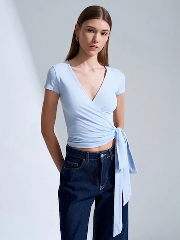 T-shirt Dilvin en bleu : devant
