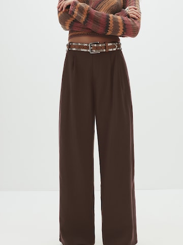 Wide Leg Pantalon à pince Pull&Bear en marron : devant