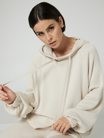 A LOT LESS - Pullover 'Ramona' em branco: frente