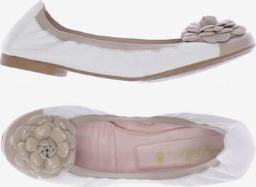 PRETTY BALLERINAS Flats & Loafers in 39 in White: front