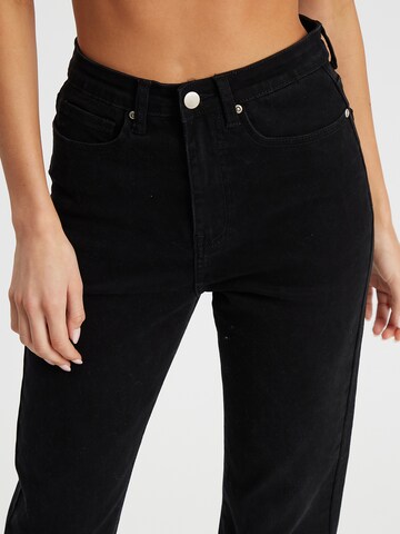 regular Jeans 'IZZY' di The Fated in nero