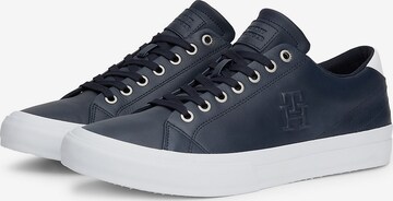 TOMMY HILFIGER Trampki niskie 'Essential' w kolorze niebieski