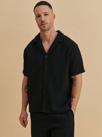 DAN FOX APPAREL Средняя посадка Рубашка 'Timo' в Черный: спереди