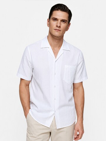 ALLTHEMEN Comfort fit Button Up Shirt 'Flut' in White: front
