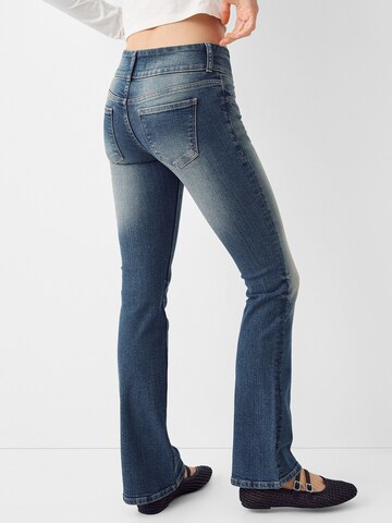 Bershka Bootcut Jeans in Blauw