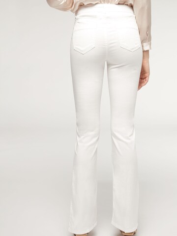 CALZEDONIA Flared Jeans in Weiß