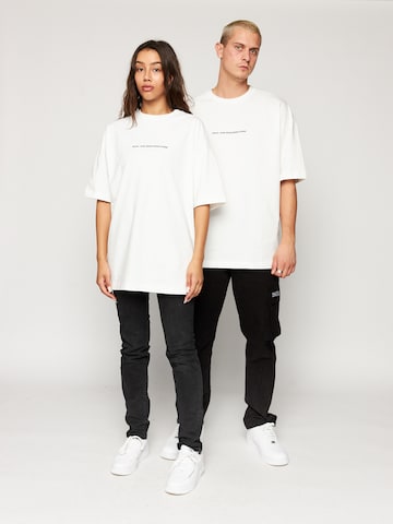 T-Shirt Multiply Apparel en blanc