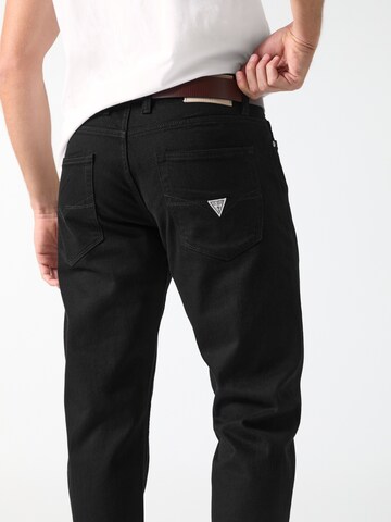 GUESS Regular Jeans in Schwarz