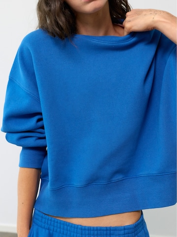Pull&Bear Суичър в синьо