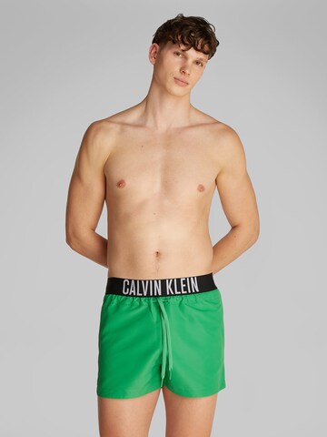 Calvin Klein Swimwear Rövid fürdőnadrágok - zöld: elől