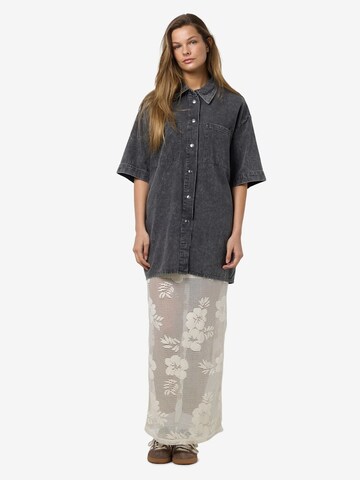 Rochie tip bluză 'NMOREGON' de la Noisy may pe negru
