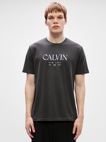 Calvin Klein Обычный Футболка в Серый: спереди