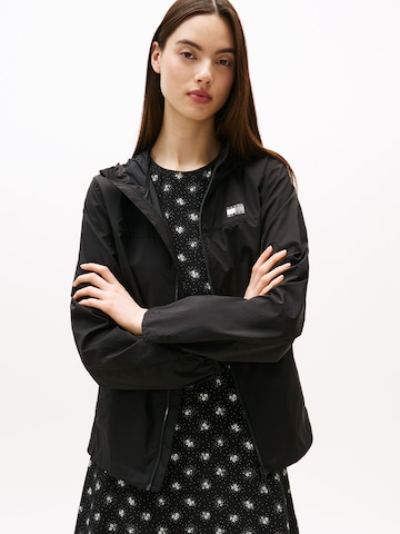 Tommy Jeans Демисезонная куртка в Черный: спереди