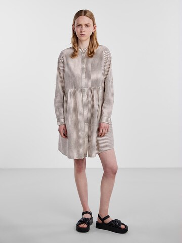 Robe-chemise 'Lorrna' PIECES en marron