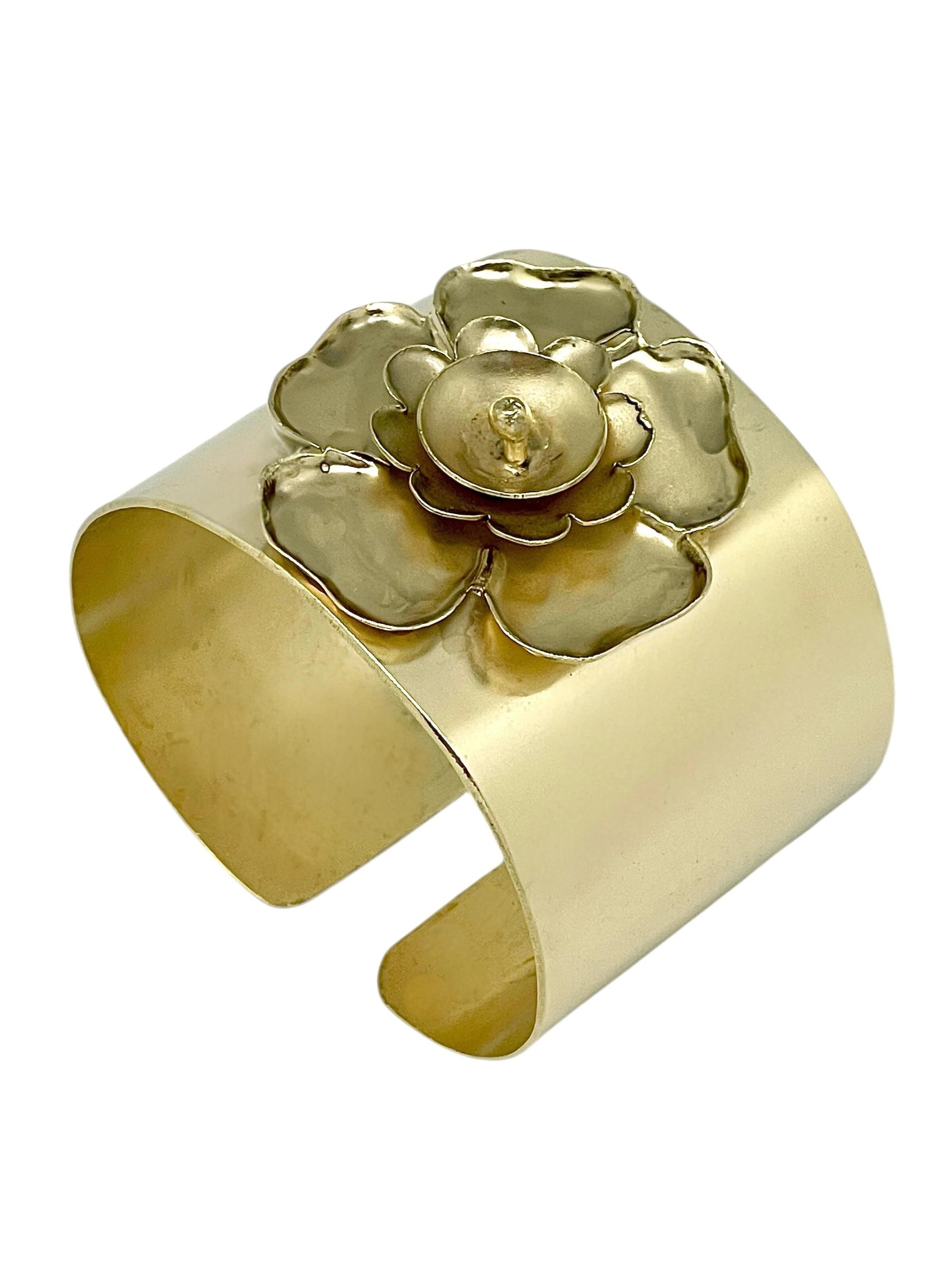 Gloria Mago Armband 'Wide Camellia 3D bracelet in gold brass'‌‌‌‌ in Gold: Vorderseite