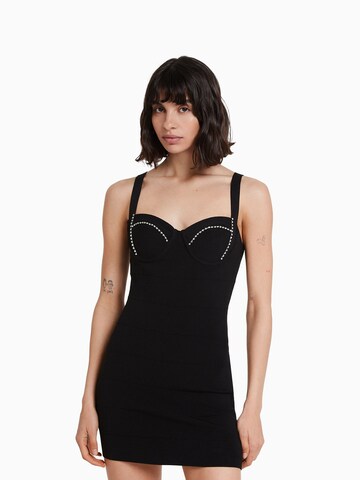 Rochie de la Bershka pe negru: față