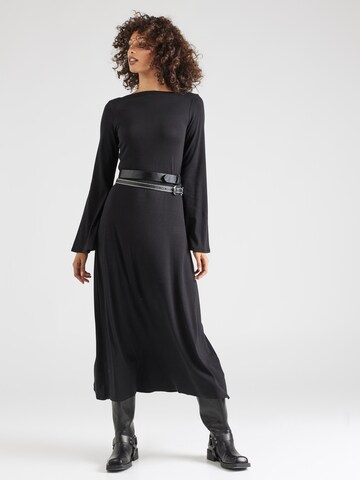 Rochie de la Monki pe negru: față