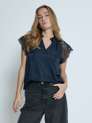 Peppercorn Blouse 'Kia' in Blauw: voorkant