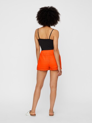 VERO MODA Regular Shorts in Orange