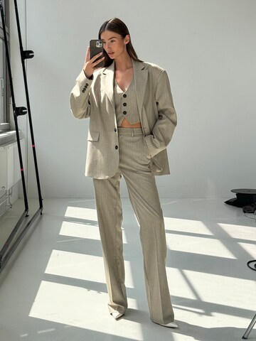 RÆRE by Lorena Rae Loose fit Trousers with creases in Beige: front