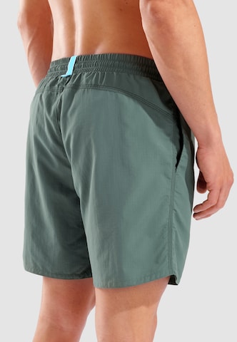 Pantaloncini da bagno 'ADJUSTABLE WAIST BEACH BOXER' di ARENA in verde