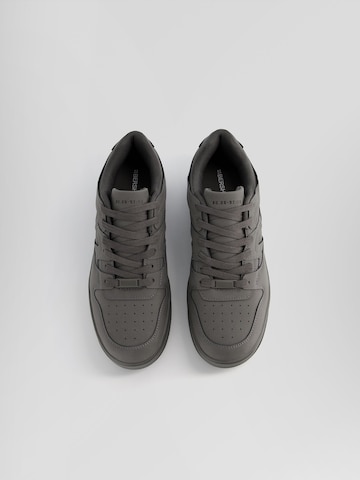 Sneaker bassa di Bershka in grigio