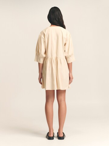 Rochie 'Leo' de la St MRLO pe bej: spate