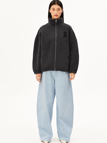 ARMEDANGELS Fleece jas in Grijs: voorkant