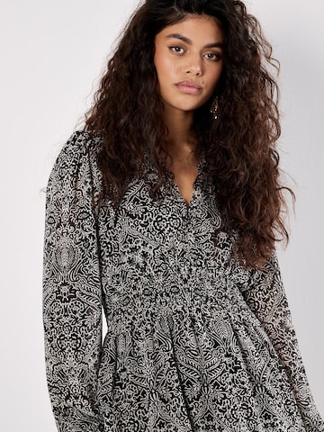 Robe Apricot en noir