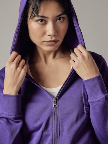 Sweat-shirt 'Felpa con Cappuccio e Zip' OWN Off With Nature en violet
