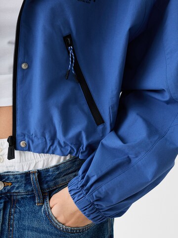BershkaPrijelazna jakna - plava boja