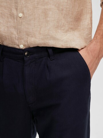 SELECTED HOMME Ozke Chino hlače 'Jax' | modra barva