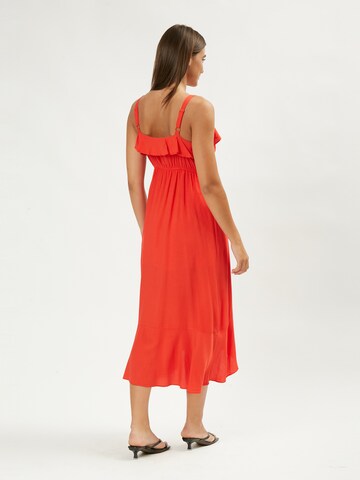 Abito estivo 'Flounced Cami' di Influencer in rosso