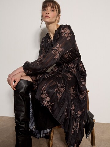 Apricot Dress ' ' in Black