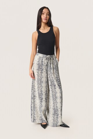 SOAKED IN LUXURY Wide leg Broek 'Shirley' in Grijs