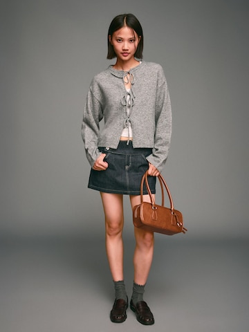 Geacă tricotată de la Bershka pe gri