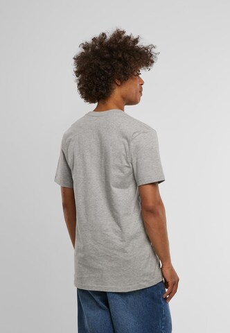 T-Shirt 'Fika Definition' Mister Tee en gris