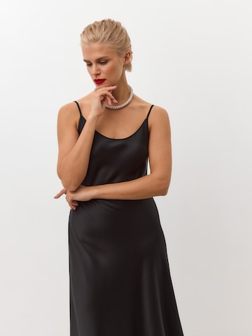 Serena Silueta - Vestido 'Midi satin slip dress 'Majestic'' en negro