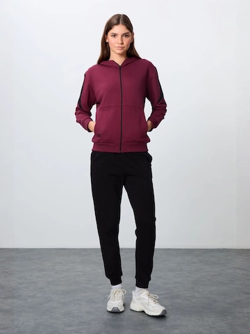Survêtement Tommy Life en rouge : devant