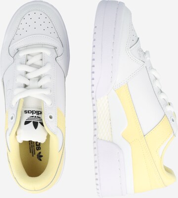 ADIDAS ORIGINALS - Sapatilhas baixas 'Forum Bold' em branco