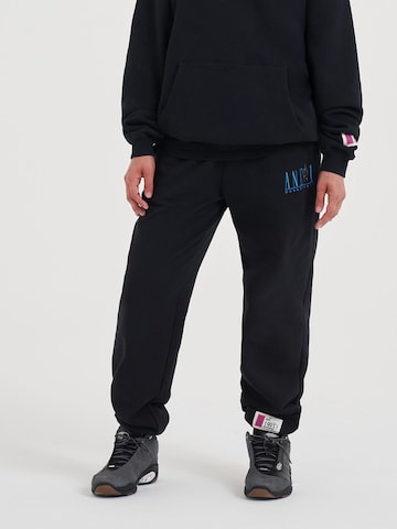 AND1 Tapered Funktionshose in Schwarz: Vorderseite