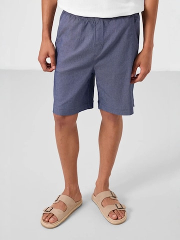 Pantalon chino Tommy Life en bleu : devant