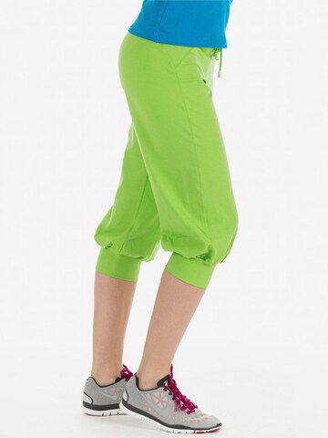 Tapered Pantaloni sport 'WBE5' de la Winshape pe verde