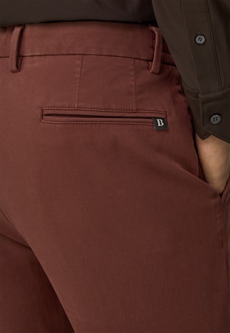 Coupe slim Pantalon chino Boggi Milano en rouge